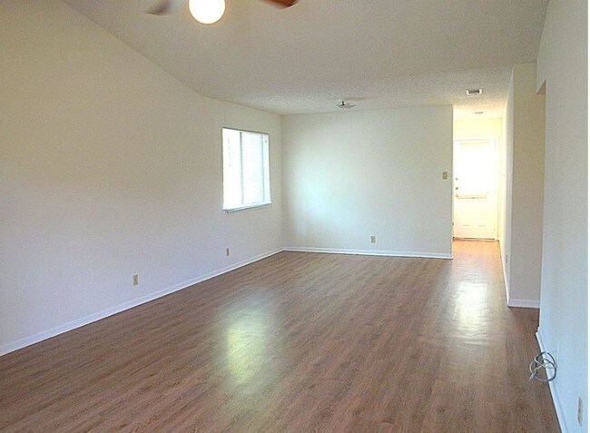 Building Photo - 3800 Knollwood Dr