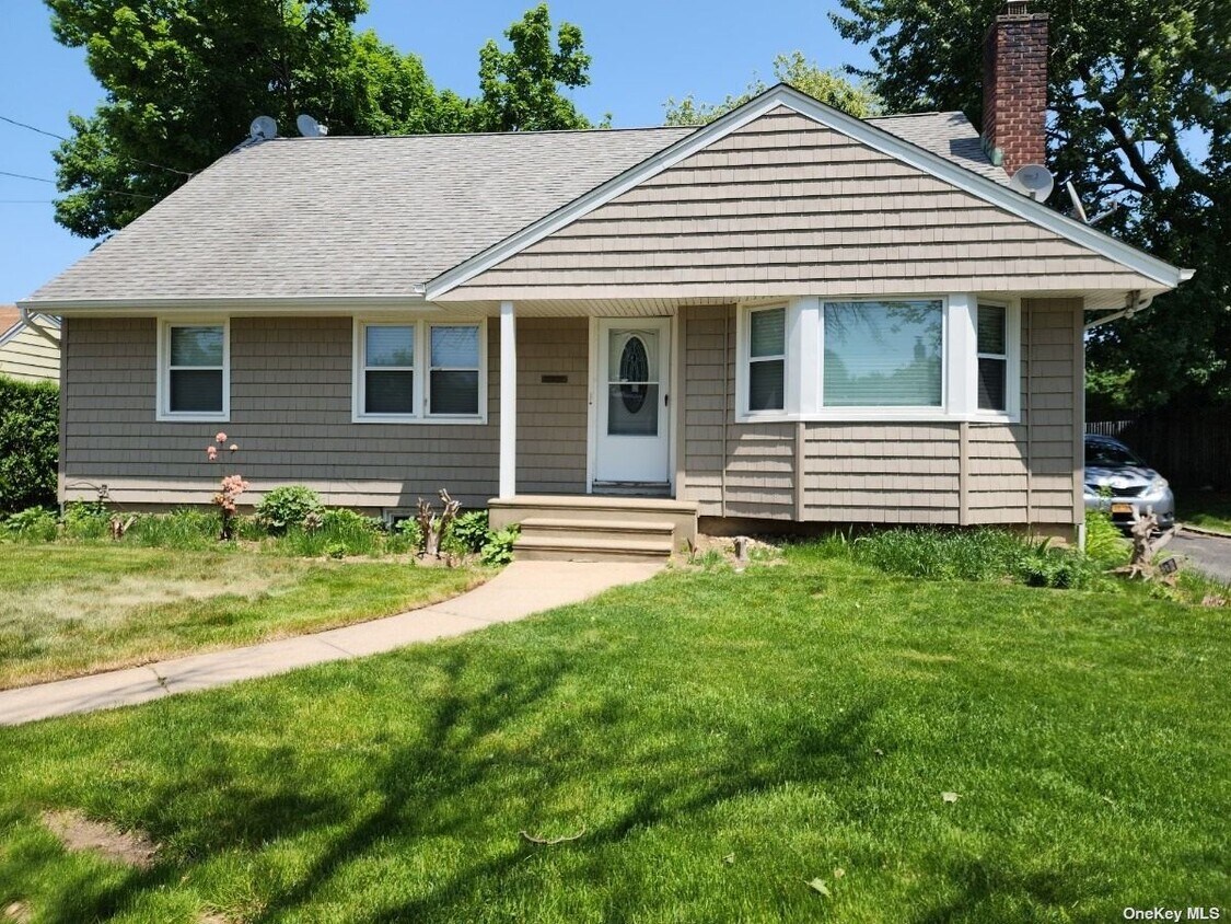 Primary Photo - 22 Roxbury Rd