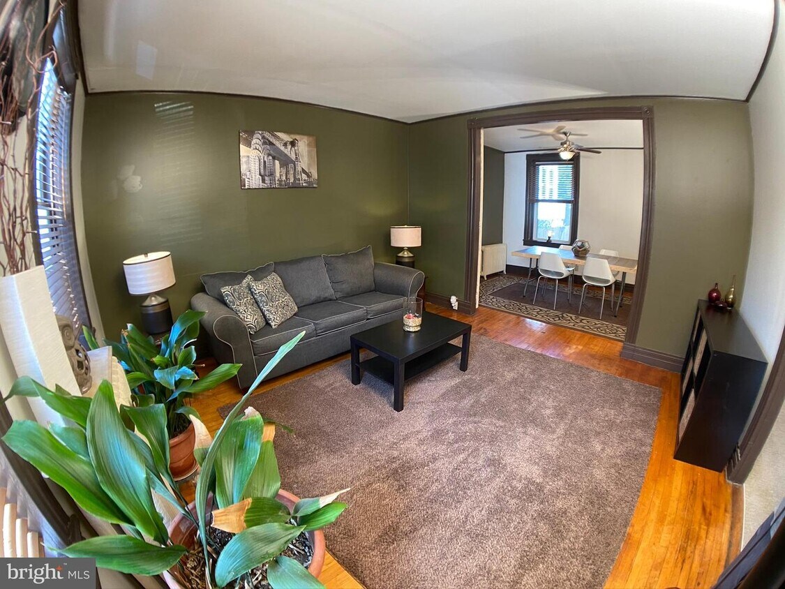 Foto principal - 121 E Main St