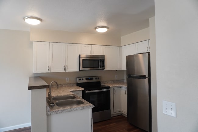 Building Photo - 3953 N Palm Grove Dr