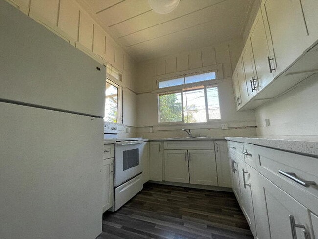 Building Photo - To register for the showing time below, no...