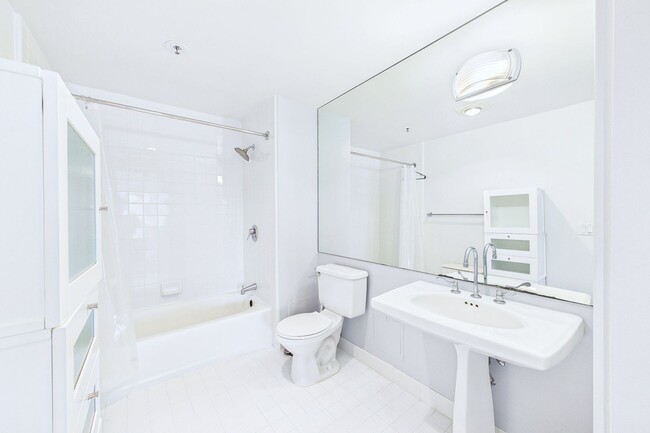 Foto del edificio - 2BR/2BA Corner Condo w/ Parking | Post International – Lower Pacific Heights