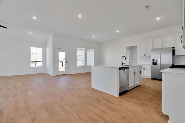 Building Photo - Brand-New 4 Bedroom in Siloam Springs! 3-C...