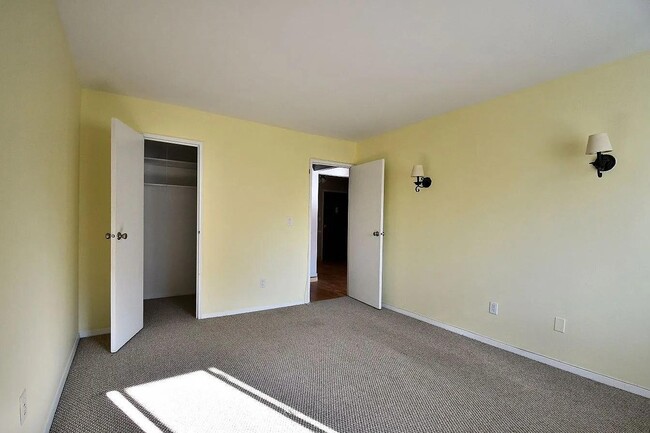 Building Photo - 900 Midland Ave