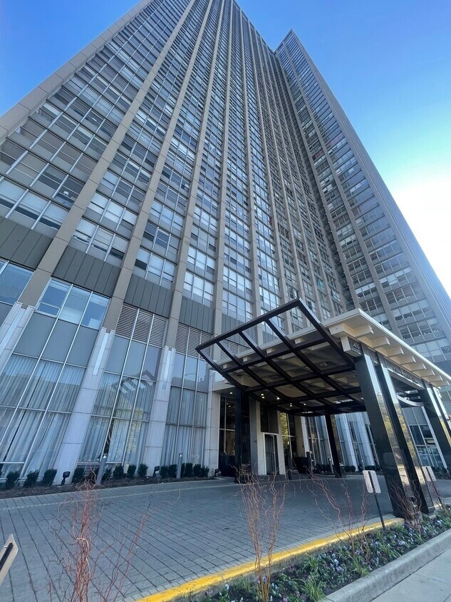 Foto principal - 655 W Irving Park Rd