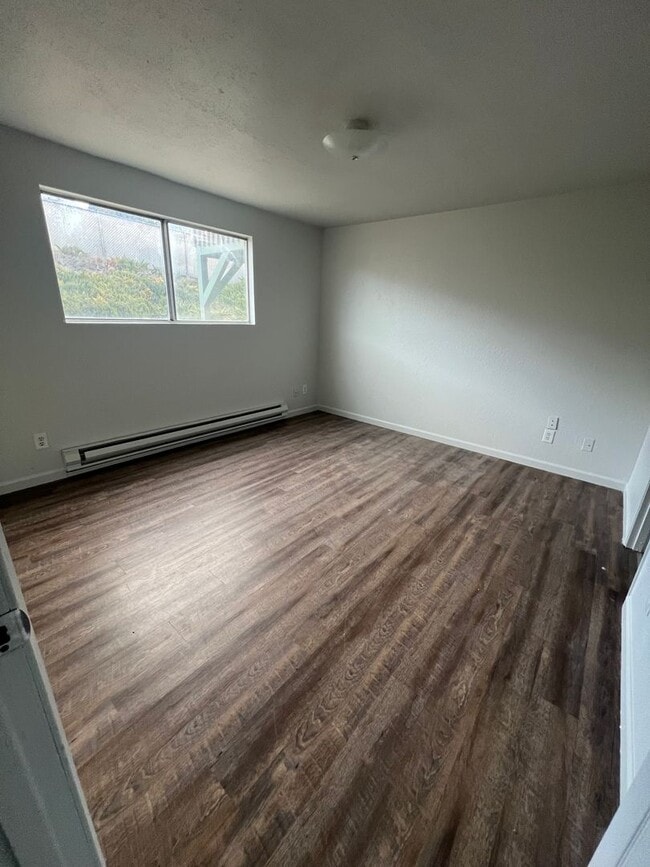 Building Photo - Newly Renovated - 3 Bedroom, 2 Bathroom Apartment - Pacific Terrace