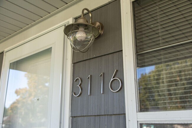 Foto del edificio - 3116 Redbud Ln