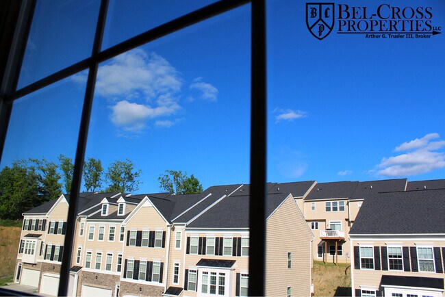 Building Photo - 3 bed/2.5 bath Townhouse in Suncrest Village- Available 05/29/2026