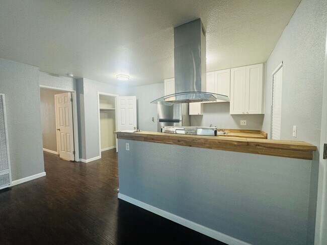 Foto del edificio - One Bedroom Condo In Fairway West Condomin...
