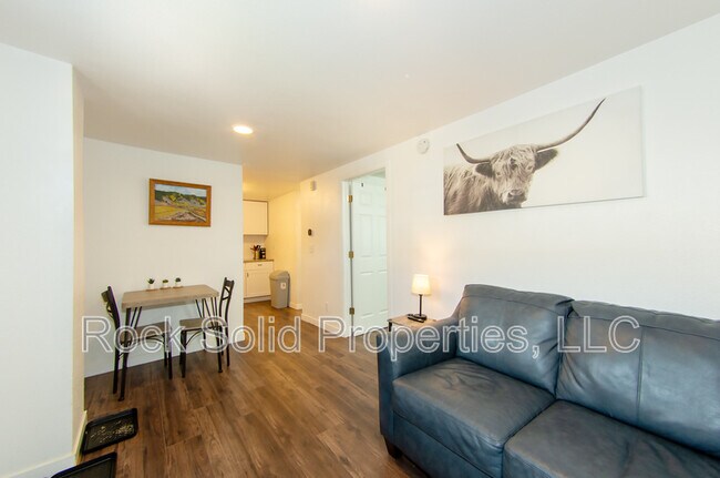 Building Photo - 516 E 6th St