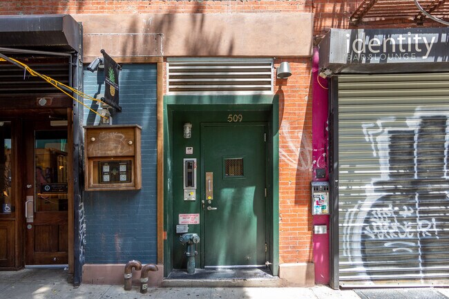 Entrada - 509 E Sixth St