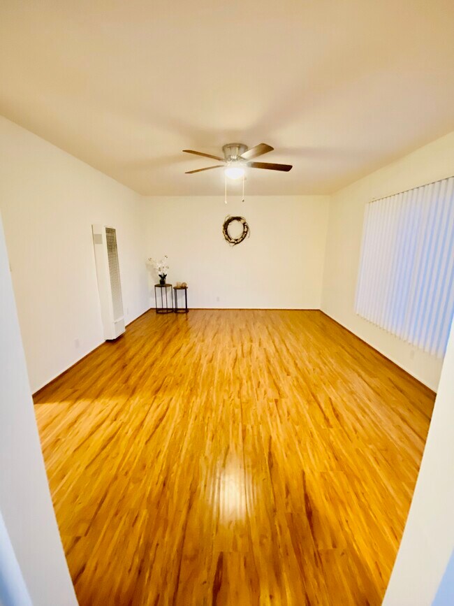 Spacious studio - 918 E Imperial Ave