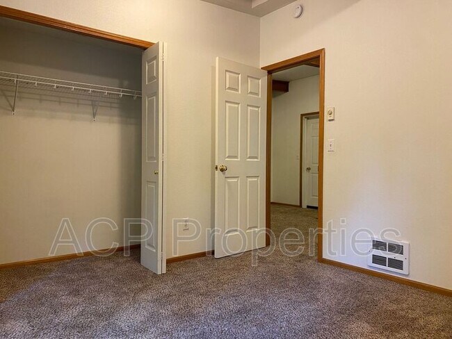 Foto del edificio - 1319 E Maplewood