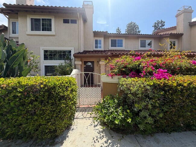 Foto del edificio - Tri-Level Townhome with attached 2 Car Garage