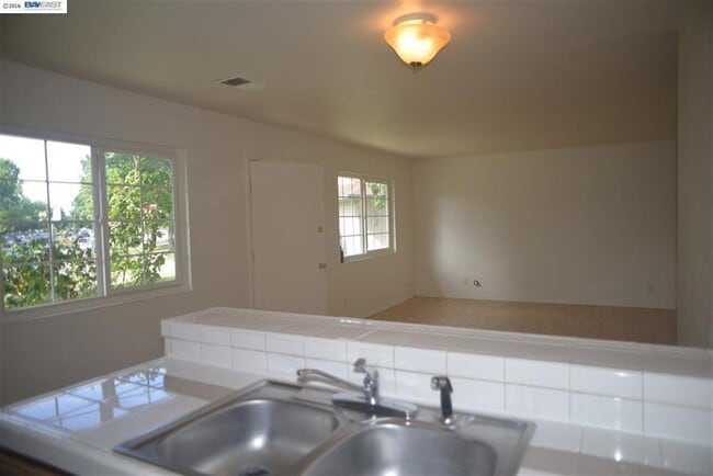 Building Photo - Single Story Condo