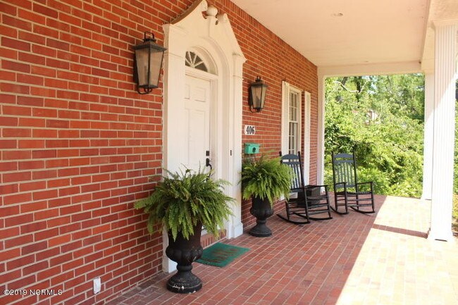Building Photo - 406 Woodland Dr