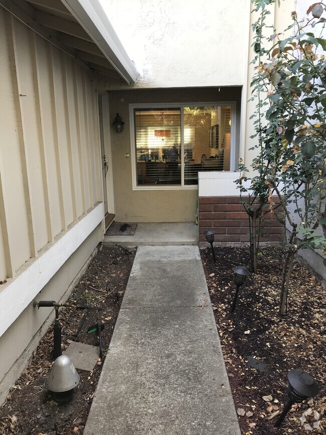 Building Photo - 337 Kinross Dr