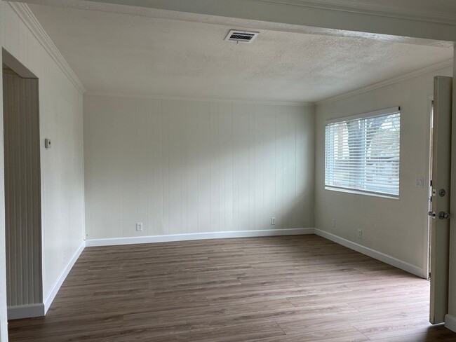 Building Photo - Tastefully Renovated Townhouse Available t...