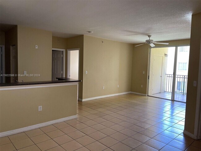 Foto del edificio - 2582 Centergate Dr