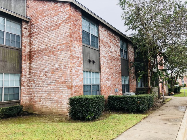 Building Photo - River Bend Apartments