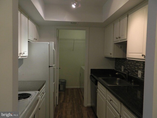 Building Photo - 18302 Streamside Dr