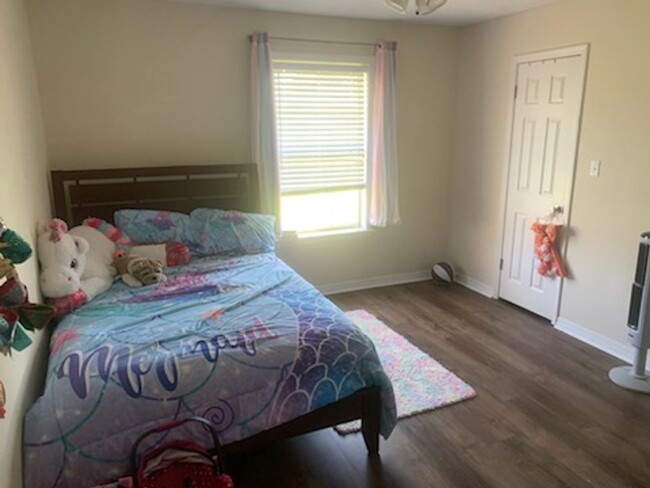 Building Photo - Large 4 bedroom, 2 bath home located in a ...