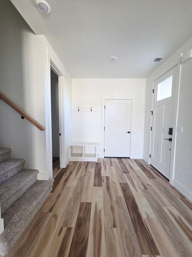 Building Photo - 560 Desert Rose Ave
