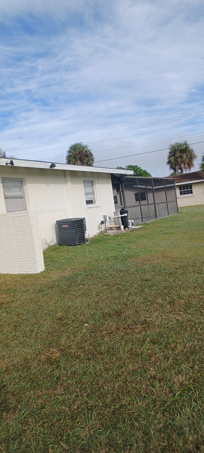 Building Photo - 1003 Leeland Heights Blvd E