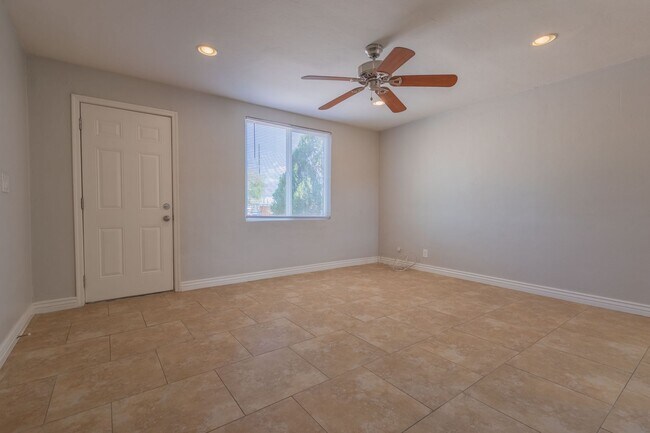 Foto del edificio - 2 bed 1 bath Bungalow w/ 1.5 car garage