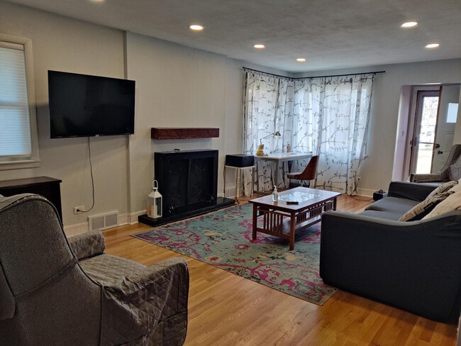 Foto del edificio - 569 Whittier Ave