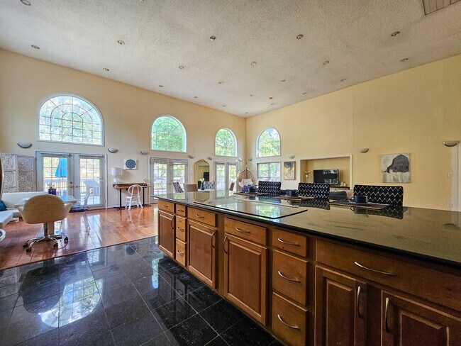 Foto del edificio - SPACIOUS LUXURY HOME WITH IN-LAW SUITE! [F...