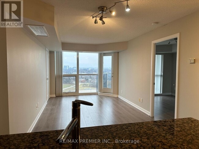 Photo du bâtiment - 5793 Yonge St