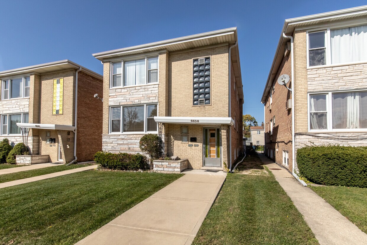 6638 W Gunnison St Unit 1, Harwood Heights, IL 60706 Apartment for