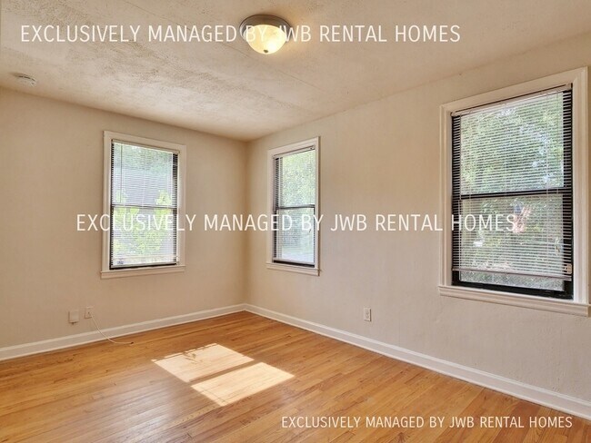 Building Photo - 502 W 65th St
