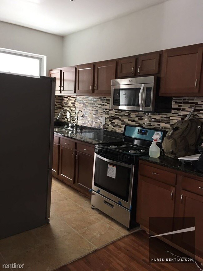 Building Photo - 735 Crown St