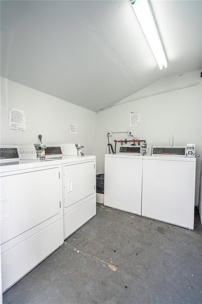 Foto del edificio - 8315 Byron Ave