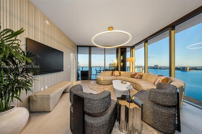 Foto del edificio - 700 NE 24th St