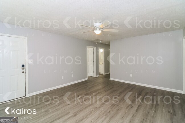 Foto del edificio - 300 Beaver Pointe Dr