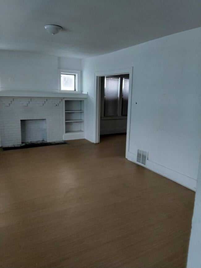 Foto del edificio - Spacious 3 bedroom located on the city’s east side