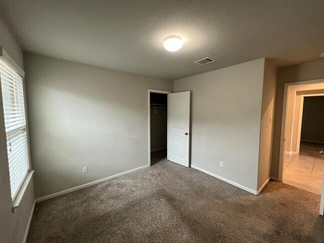 Foto del edificio - 9015 Hemlock Dr