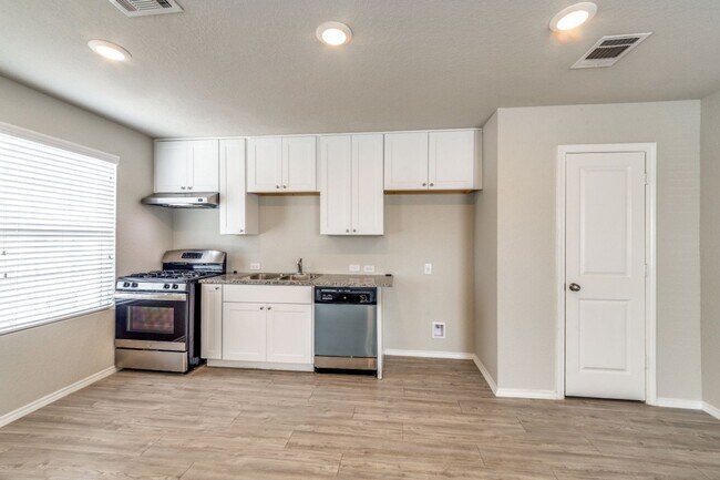 Building Photo - 2 Bedroom,1 bathroom located in Silo #1 Su...