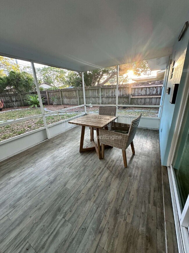 Foto del edificio - 649 Jacaranda St