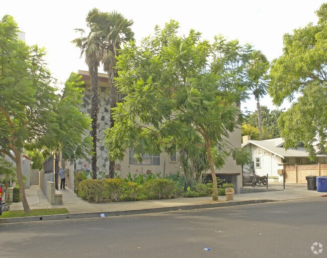 Building Photo - 1131 N Fuller Ave