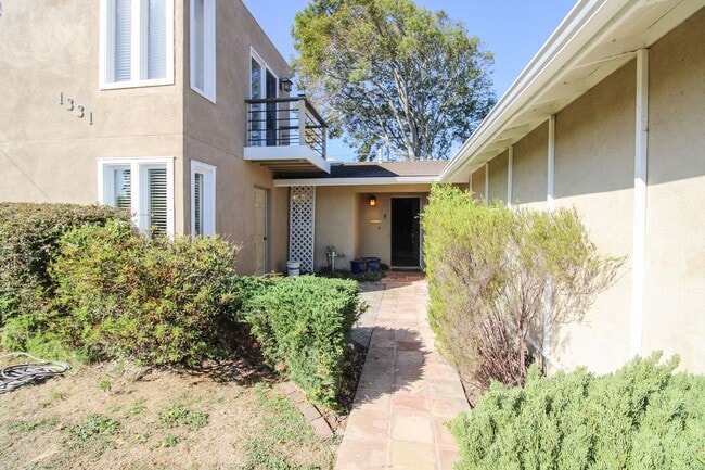 Building Photo - Unique Large Floor Plan for this 5 Bedroom...