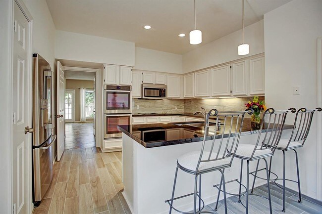 Building Photo - 10 Town Oaks Pl