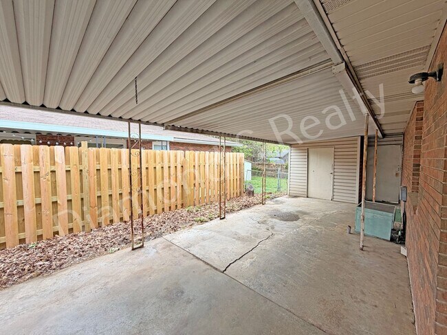 Foto del edificio - 2 Bedroom Duplex Available Now!  Great Location!