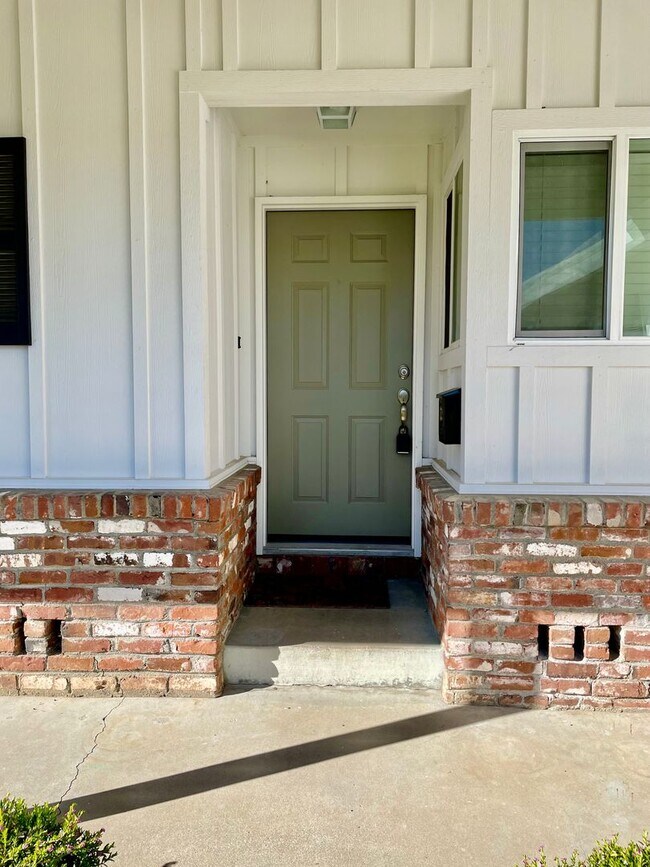 Building Photo - 4219 Lavonne Ln