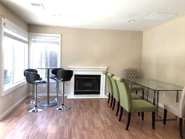 Building Photo - 2231 Woodhill Dr
