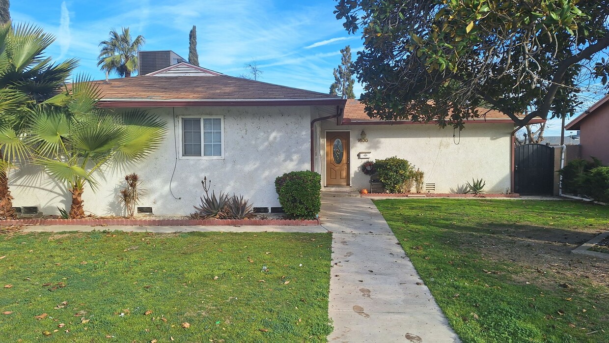 Primary Photo - Charming 3 Bedroom 2 Bathroom home with Bo...