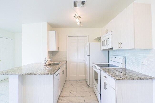 Foto del edificio - 1-bedroom apartment in pristine condition,...